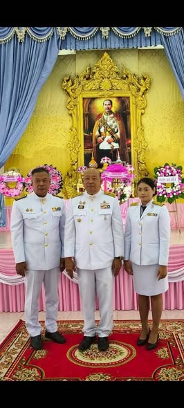 วันที่ 23 ตุลาคม 2568  ณ ศาลาประชาคม
อำเภอห้วยยอด จังหวัดตรัง นายชนะ ด้วยราม
นายก อบต.ลำภูรา มอบหมายให้ นายสฎษดิ์
พุฒนวล รองนายก อบต.ลำภูรา  พร้อมด้วย
พนักงาน อบต.ลำภูรา เข้าร่วมพิธีวางพวงมาลา
ถวายราชสักการะ  เนื่องในวันคล้ายวันสวรรคตพระบาทสมเด็จพระจุลจอมเกล้าเจ้าอยู่หัว  
เพื่อแสดงออกถึงความจงรักภักดีและน้อมรำลึก
ในพระมหากรุณาธิคุณ